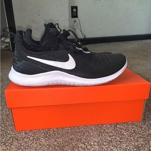 WMNS Nike Free TR 8